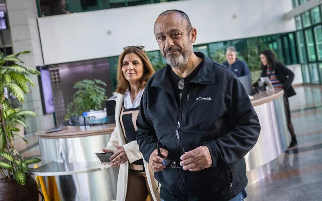 Le chef du service des enquêtes et du renseignement de la police de Judée-Samarie, le commandant Avishai Muallem, arrive au siège du service des enquêtes internes de la police à Jérusalem, le 4 février 2025 (Chaim Goldberg/Flash90) Le chef du service des enquêtes et du renseignement de la police de Judée-Samarie, le commandant Avishai Muallem, arrive au siège du service des enquêtes internes de la police à Jérusalem, le 4 février 2025 (Chaim Goldberg/Flash90)