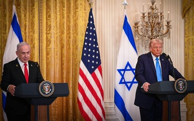 Le président américain Donald Trump (à droite) et le Premier ministre Benjamin Netanyahu tenant une conférence de presse conjointe, à la Maison Blanche, à Washington, le 4 février 2025. (Crédit : Liri Agami/Flash90) Le président américain Donald Trump (à droite) et le Premier ministre Benjamin Netanyahu tenant une conférence de presse conjointe, à la Maison Blanche, à Washington, le 4 février 2025. (Crédit : Liri Agami/Flash90)