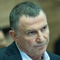 Le député du Likud Yuli Edelstein présidant une réunion de la commission des Affaires étrangères et de la Défense de la Knesset, le 10 mars 2025. (Crédit : Yonatan Sindel/Flash90)