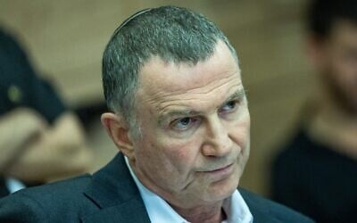Le député du Likud Yuli Edelstein présidant une réunion de la commission des Affaires étrangères et de la Défense de la Knesset, le 10 mars 2025. (Crédit : Yonatan Sindel/Flash90)