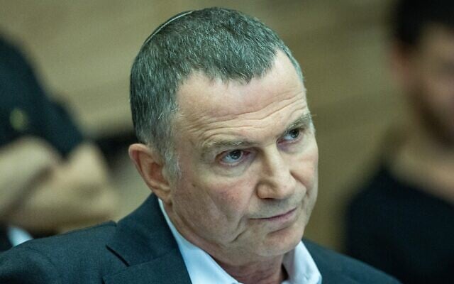 Le député du Likud Yuli Edelstein présidant une réunion de la commission des Affaires étrangères et de la Défense de la Knesset, le 10 mars 2025. (Crédit : Yonatan Sindel/Flash90)