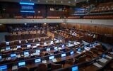 Illustration : Une session presque vide dans la salle de l'assemblée de la Knesset, à Jérusalem, le 31 mars 2025. (Crédit : Yonatan Sindel/Flash90)