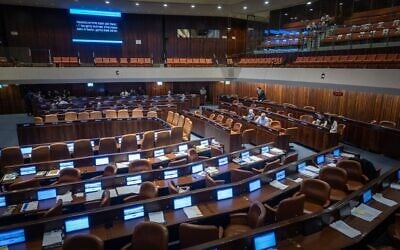 Illustration : Une session presque vide dans la salle de l'assemblée de la Knesset, à Jérusalem, le 31 mars 2025. (Crédit : Yonatan Sindel/Flash90)