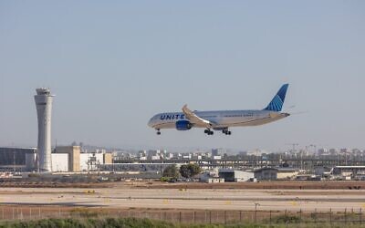 Un avion de la compagnie United atterrissant à l'aéroport international Ben Gurion, le 31 mars 2025 (Crédit : Yossi Aloni/FLASH90)