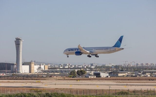 Un avion de la compagnie United atterrissant à l'aéroport international Ben Gurion, le 31 mars 2025 (Crédit : Yossi Aloni/FLASH90) Un avion de la compagnie United atterrissant à l'aéroport international Ben Gurion, le 31 mars 2025 (Crédit : Yossi Aloni/FLASH90)