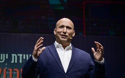 L'ancien Premier ministre Naftali Bennett s'exprimant lors de la Conférence sur les technologies de l'information en Israël, à Ness Ziona, le 5 mai 2025. (Crédit : Avshalom Sassoni/Flash90)