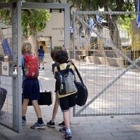Quelques élèves retournant à l'école après une grève nationale des enseignants contre une baisse de leurs salaires, à Tel Aviv, le 6 mai 2025. (Crédit : Avshalom Sassoni/Flash90)