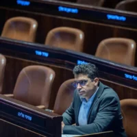 Le ministre des Affaires de la diaspora, Amichai Chikli, assiste à une session à la Knesset à Jérusalem, le 7 mai 2025. (Crédit : Yonatan Sindel/Flash90)