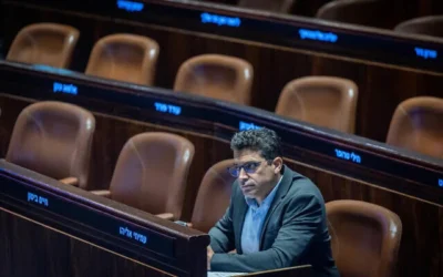 Le ministre des Affaires de la diaspora, Amichai Chikli, assiste à une session à la Knesset à Jérusalem, le 7 mai 2025. (Crédit : Yonatan Sindel/Flash90)