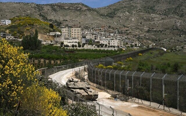 L'armée israélienne à la frontière avec la Syrie, dans la ville de Majdal Shams, au nord d'Israël, sur le plateau du Golan, le 9 mai 2025. (Crédit : Michel Giladi/Flash90)