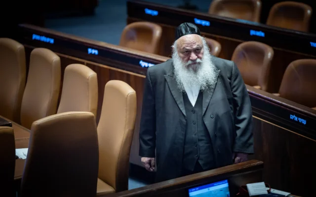 Le chef du parti YaHadout HaTorah, Yitzchak Goldknopf, en séance plénière de la Knesset, le 13 mai 2025. (Crédit : Yonatan Sindel/Flash90)