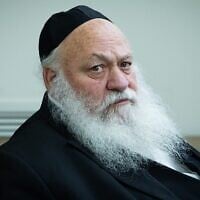 Le ministre du Logement et de la Construction, chef du parti Yahadout HaTorah, Yitzhak Goldknopf, arrivant à la réunion de sa faction, à la Knesset, à Jérusalem, le 19 mai 2025. (Crédit : Oren Ben Hakoon/Flash90)