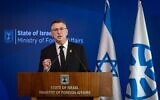 Le ministre des Affaires étrangères Gideon Saar tenant une conférence de presse, au ministère des Affaires étrangères, à Jérusalem, le 22 mai 2025. (Crédit : Yonatan Sindel/Flash90)