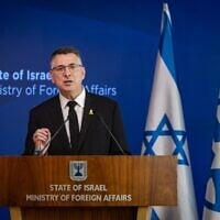 Le ministre des Affaires étrangères Gideon Saar tenant une conférence de presse, au ministère des Affaires étrangères, à Jérusalem, le 22 mai 2025. (Crédit : Yonatan Sindel/Flash90)
