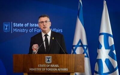 Le ministre des Affaires étrangères Gideon Saar tenant une conférence de presse, au ministère des Affaires étrangères, à Jérusalem, le 22 mai 2025. (Crédit : Yonatan Sindel/Flash90)
