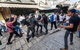 Des hommes juifs venus célébrer la Journée de Jérusalem affrontent la police au niveau de la porte de Damas dans la Vieille Ville de Jérusalem, le 26 mai 2025. (Chaim Goldberg/Flash90)