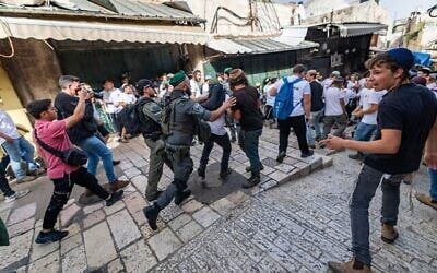 Des hommes juifs venus célébrer la Journée de Jérusalem affrontent la police au niveau de la porte de Damas dans la Vieille Ville de Jérusalem, le 26 mai 2025. (Chaim Goldberg/Flash90)