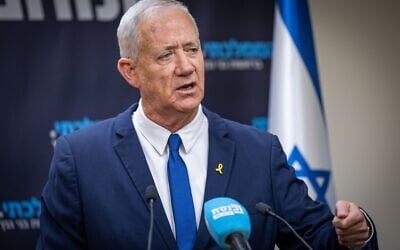 Le chef du parti HaMahane HaMamlahti, le député Benny Gantz, dirigeant une réunion de faction de la Knesset, à Jérusalem, le 26 mai 2025. (Crédit : Noam Revkin Fenton/Flash90)