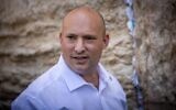 L'ancien Premier ministre Naftali Bennett en visite au mur Occidental dans la Vieille Ville de Jérusalem, le 26 mai 2025. (Crédit : Yonatan Sindel/Flash90)