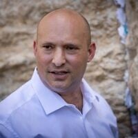 L'ancien Premier ministre Naftali Bennett en visite au mur Occidental dans la Vieille Ville de Jérusalem, le 26 mai 2025. (Crédit : Yonatan Sindel/Flash90)