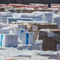 Aide humanitaire destinée à la bande de Gaza au poste-frontière de Kerem Shalom, du côté israélien de la frontière avec la bande de Gaza, le 29 mai 2025. (Crédit : Flash90)