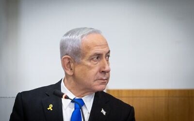 Le Premier ministre Benjamin Netanyahu au tribunal de Tel Aviv avant le début de son témoignage dans le cadre de son procès, le 3 juin 2025. (Crédit : Chaïm Goldberg/Flash90)