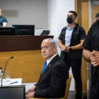 Le Premier ministre Benjamin Netanyahu, peu avant l’ouverture de son contre-interrogatoire dans son procès pour corruption, au tribunal de Tel Aviv, le 3 juin 2025. (Crédit : Chaïm Goldberg/Flash90)
