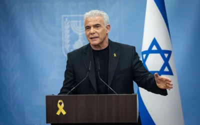 Le leader de l'opposition Yair Lapid dirige une réunion de la faction Yesh Atid à la Knesset, à Jérusalem, le 3 juin 2025. (Crédit : Yonatan Sindel/Flash90)