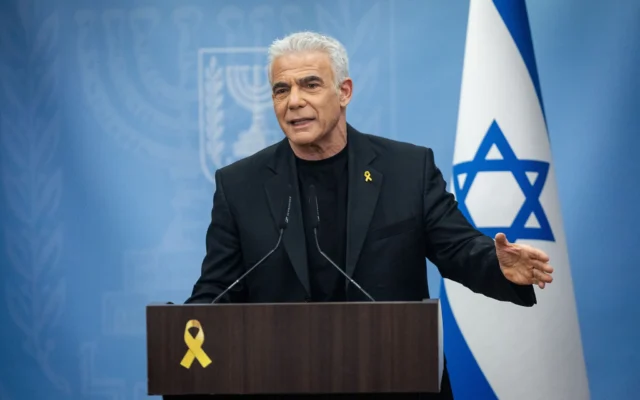 Le chef de l'opposition Yaïr Lapid s'adressant à la presse avant la réunion hebdomadaire de son parti Yesh Atid, à la Knesset, le 3 juin 2025. (Crédit : Yonatan Sindel/Flash90) Le chef de l'opposition Yaïr Lapid s'adressant à la presse avant la réunion hebdomadaire de son parti Yesh Atid, à la Knesset, le 3 juin 2025. (Crédit : Yonatan Sindel/Flash90)