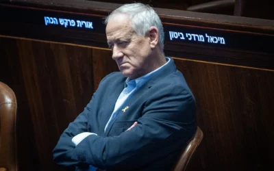 Le chef du parti HaMahane HaMamlahti, Benny Gantz, lors d'une séance plénière de la Knesset, le 4 juin 2025. (Crédit :  Yonatan Sindel/Flash90)