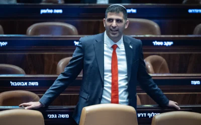 Le ministre des Communications Shlomo Karhi assiste à une séance plénière de la Knesset à Jérusalem, le 4 juin 2025. (Crédit : Yonatan Sindel/Flash90)