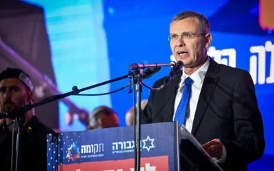 Le ministre de la Justice Yariv Levin s'exprimant lors d'un rassemblement devant la Cour suprême, à Jérusalem, le 5 juin 2025. (Crédit : Arie Leib Abrams/Flash90)
