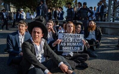 Des manifestants ultra-orthodoxes résistent aux forces de police lors d'une manifestation contre la conscription des jeunes haredim près de Bnei Brak, le 5 juin 2025. (Crédit : Erik Marmor/Flash90)