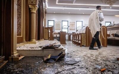La scène de l'incendie criminel et du vandalisme présumés dans une synagogue de Jérusalem fréquentée par le chef spirituel du Shas, le grand rabbin Yitzhak Yosef, le 8 juin 2025. (Crédit : Chaïm Goldberg/FLASH90)