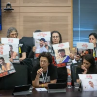 Les familles des otages israéliens détenus dans la bande de Gaza assistent à une réunion de la commission de la Constitution, du Droit et de la Justice à la Knesset, à Jérusalem, le 9 juin 2025.  (Crédit : Chaim Goldberg/Flash90)