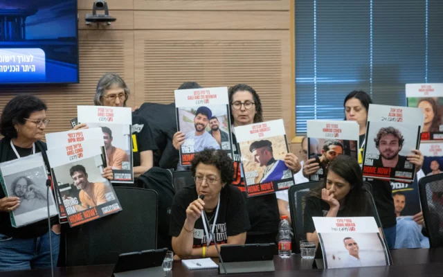Les familles des otages israéliens détenus dans la bande de Gaza assistent à une réunion de la commission de la Constitution, du Droit et de la Justice à la Knesset, à Jérusalem, le 9 juin 2025.  (Crédit : Chaim Goldberg/Flash90)