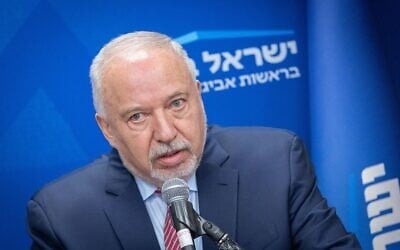 Le chef du parti Yisrael Beytenu, le député Avigdor Liberman, dirigeant une réunion de sa faction de la Knesset, à Jérusalem, le 9 juin 2025. (Crédit : Chaïm Goldberg/Flash90)