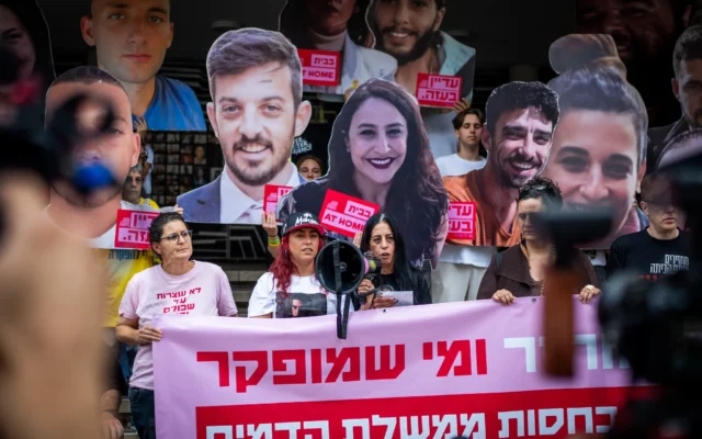 Einav Zangauker, mère de l'otage Matan Zangauker,  lors d'une manifestation devant le siège du Likud à Tel Aviv, aux côtés d'autres proches des otages de Gaza, le 9 juin 2025. (Crédit : Erik Marmor/Flash90)
