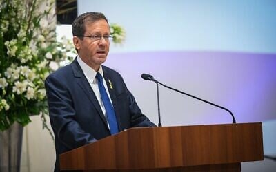 Le président Isaac Herzog s'exprimant lors d'une cérémonie de prestation de serment pour les nouveaux juges rabbiniques à la résidence présidentielle, à Jérusalem, le 10 juin 2025. (Crédit : Arie Leib Abrams/Flash90)