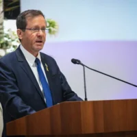 Le président Isaac Herzog lors d'une prise de parole à l'occasion d’une cérémonie pour la prestation de serment des nouveaux juges rabbiniques à la résidence du président, à Jérusalem, le 10 juin 2025. (Arie Impli Abrams/Flash90)