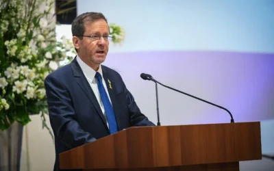 Le président Isaac Herzog lors d'une prise de parole à l'occasion d’une cérémonie pour la prestation de serment des nouveaux juges rabbiniques à la résidence du président, à Jérusalem, le 10 juin 2025. (Arie Impli Abrams/Flash90)