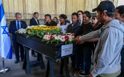 Cérémonie au moment du départ pour la Thaïlande du cercueil du ressortissant thaïlandais Nattapong Pinta, pris en otage et retrouvé mort à Gaza,  devant l'aéroport Ben Gurion, non loin de Tel Aviv, le 10 juin 2025. (Avshalom Sassoni/ Flash90)
