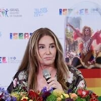 Caitlyn Jenner tenant une conférence de presse à Tel Aviv, avant la prochaine marche annuelle de la Gay Pride, le 11 juin 2025. (Crédit : Avshalom Sassoni/Flash90)