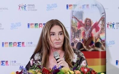 Caitlyn Jenner tenant une conférence de presse à Tel Aviv, avant la prochaine marche annuelle de la Gay Pride, le 11 juin 2025. (Crédit : Avshalom Sassoni/Flash90)