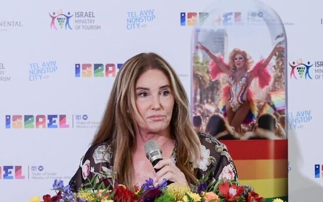 Caitlyn Jenner tenant une conférence de presse à Tel Aviv, avant la prochaine marche annuelle de la Gay Pride, le 11 juin 2025. (Crédit : Avshalom Sassoni/Flash90)