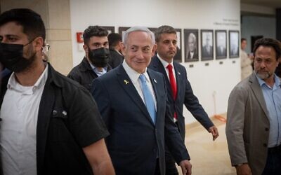Le Premier ministre Benjamin Netanyahu vu devant son bureau à la Knesset le 11 juin 2025. (Chaïm Goldberg / Flash90)