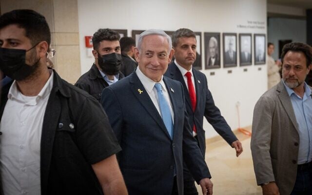 Le Premier ministre Benjamin Netanyahu vu devant son bureau à la Knesset le 11 juin 2025. (Chaïm Goldberg / Flash90)