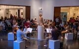 Un intermède musical célébrant le 60ᵉ anniversaire du musée, quelques heures avant l'attaque d'Israël contre l'Iran, au Musée d'Israël, le 12 juin 2025. (Crédit : Yonatan Sindel/Flash90)