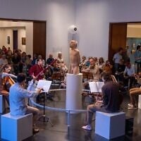 Un intermède musical célébrant le 60ᵉ anniversaire du musée, quelques heures avant l'attaque d'Israël contre l'Iran, au Musée d'Israël, le 12 juin 2025. (Crédit : Yonatan Sindel/Flash90)