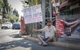 « Les accords sauvent des vies. Les guerres sauvent les politiciens. » : Un manifestant israélien assis devant la résidence du Premier ministre Benjamin Netanyahu, réclamant le retour des otages israéliens et la fin de la guerre, le 13 juin 2025. (Crédit : Rachel Alroey/FLASH90)